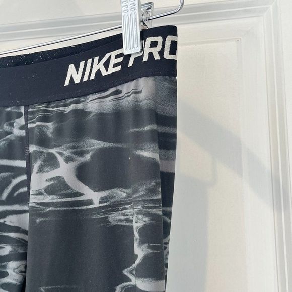 Nike Pro cropped leggings, black and gray pattern, Size Medium - Picture 3 of 5